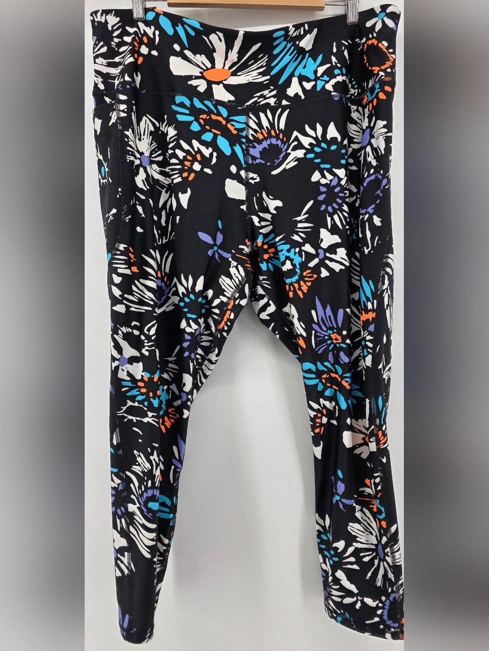 Under Armour HeatGear Abstract Floral No-Slip Compression Leggings โ Womenโs 3X - Picture 3 of 17